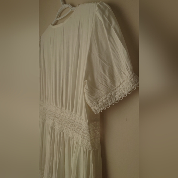 White Lace Applique mid-drift Short Sleeve Midi Dress - Picture 4 of 13